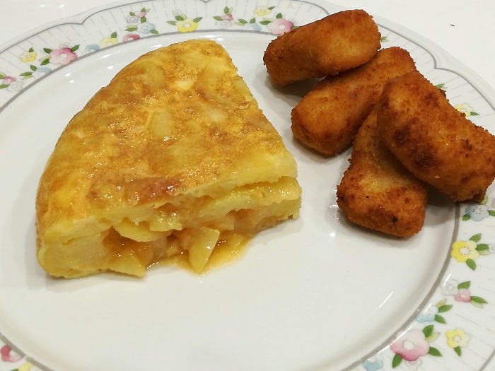 Tortilla de patatas y croquetas
